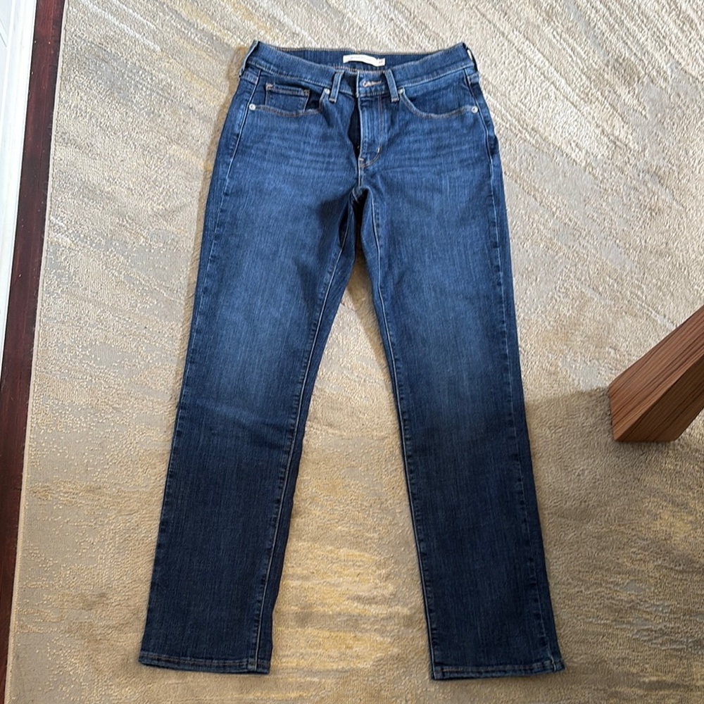 Levi’s classic straight Jeans size 4, 27x30. In new condition, never worn/washed